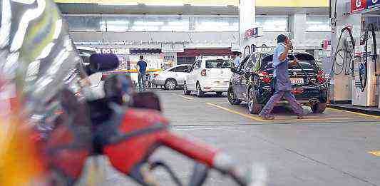 Abastecimento de carro em posto de gasolina