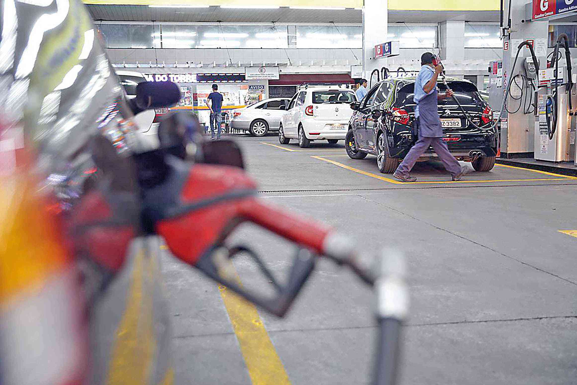 Puxada pela gasolina, inflação avança 0,26% na capital mineira
