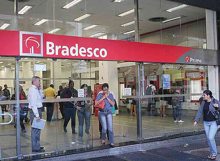 Lucro do Bradesco recua quase 40% no 1º tri