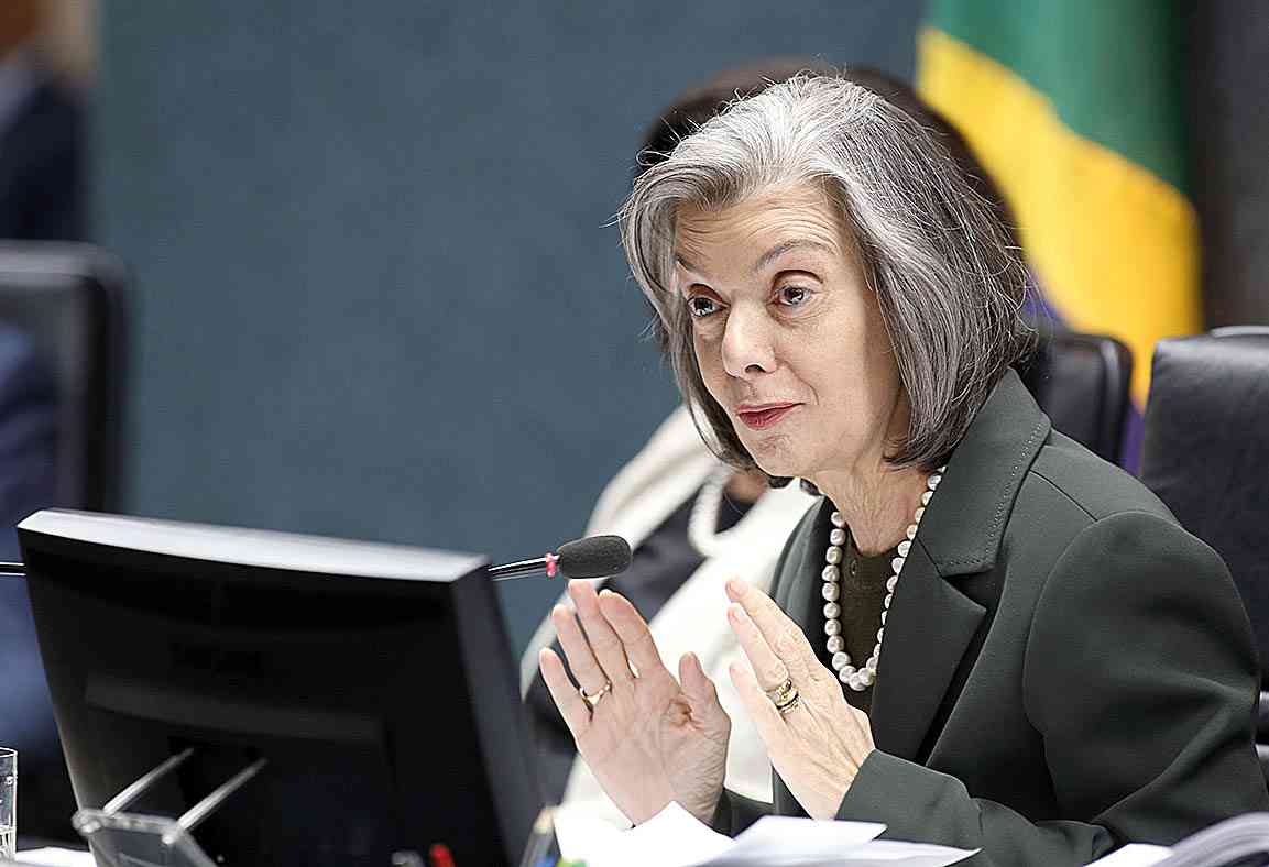 Cármen Lúcia defende salário de magistrado