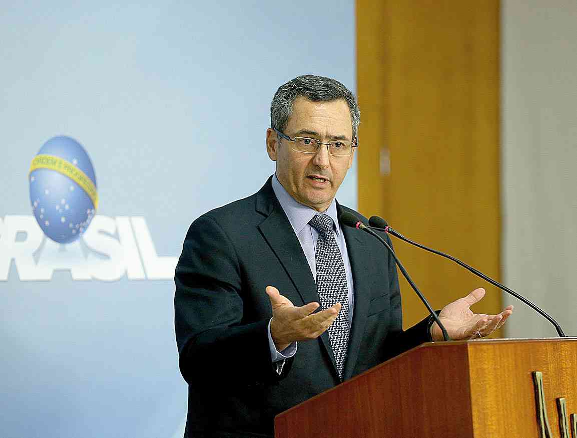 Ministro diz que governo não deve segurar moeda