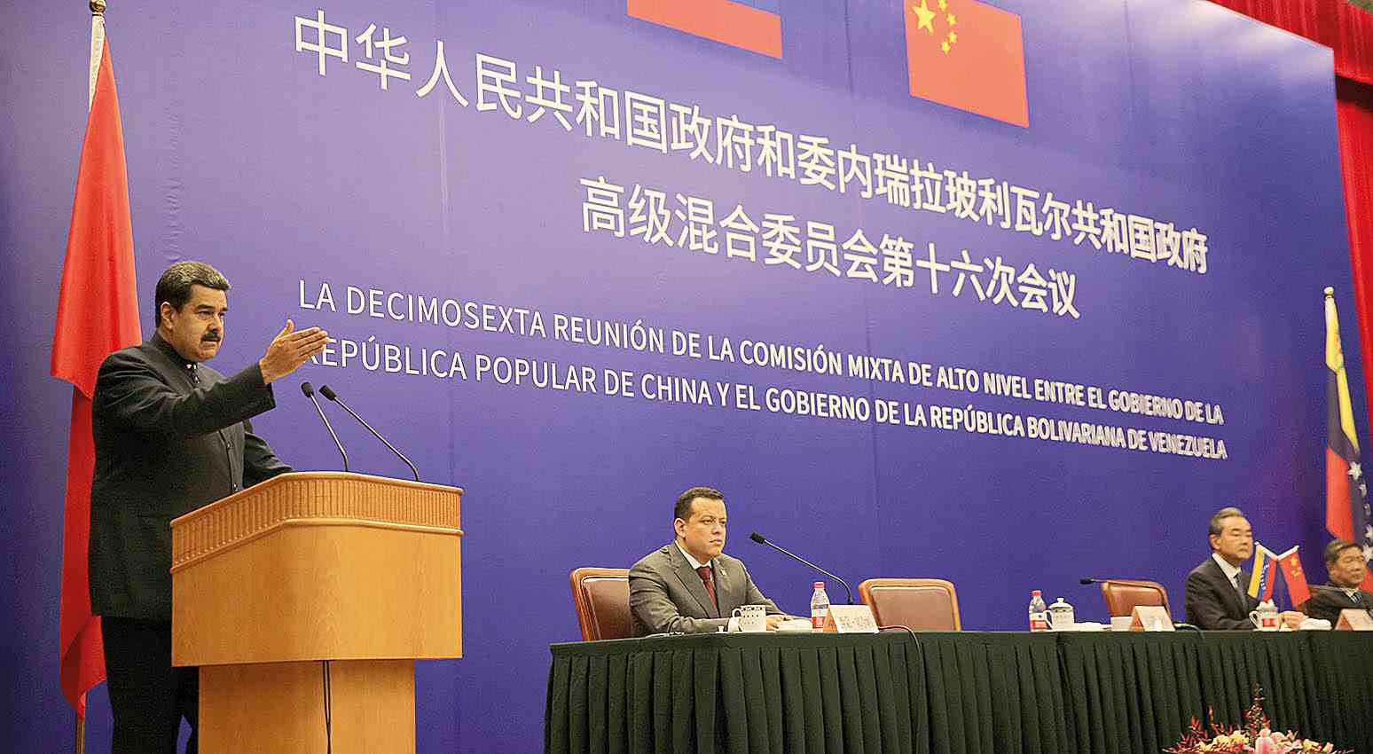 China promete dar ajuda total à Venezuela