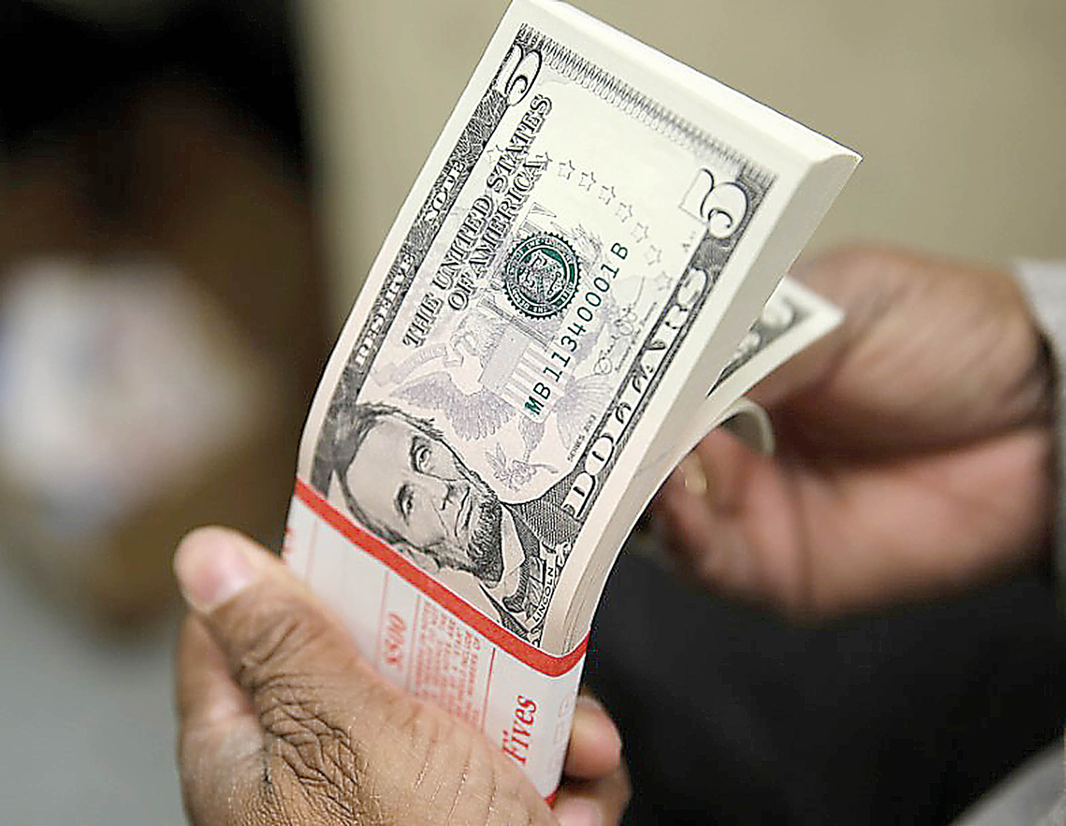 Dólar deixa investidores em compasso de espera