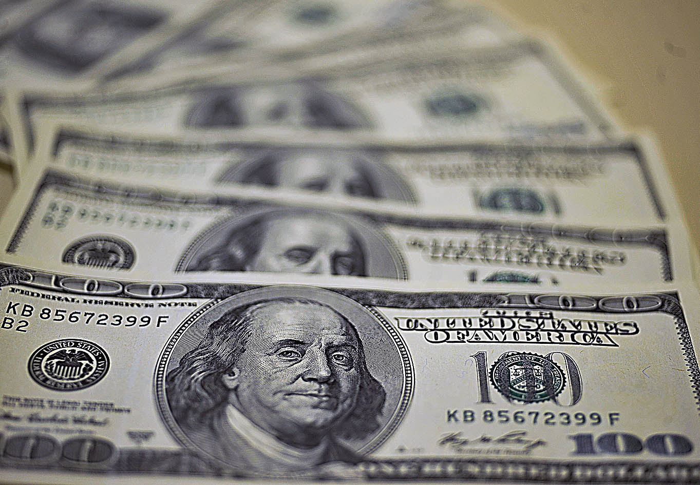 Dólar abre semana com alta de 1% e Ibovespa recua após realização de lucro