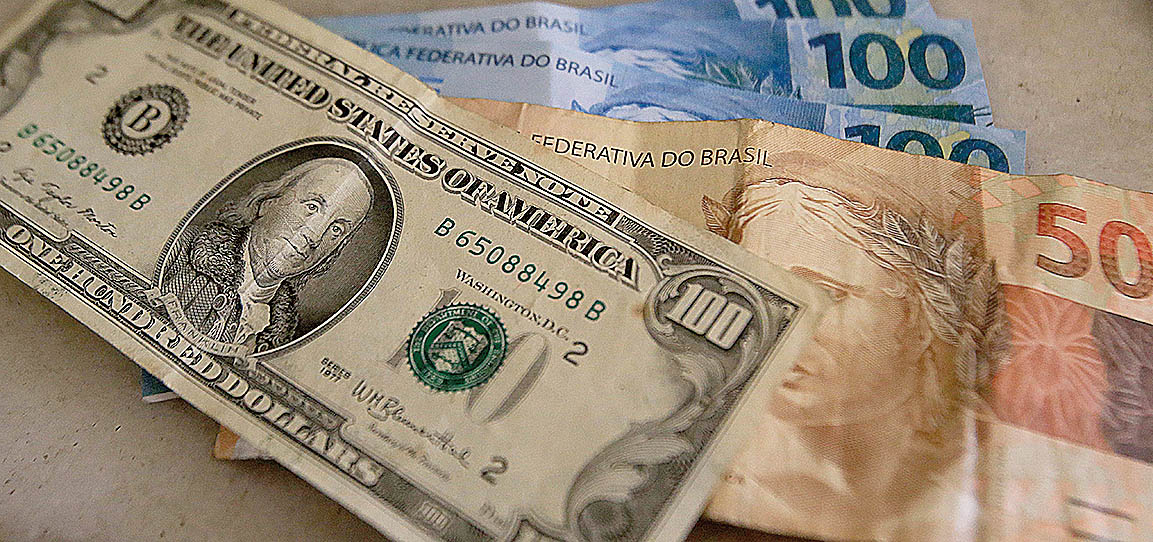 Dólar avança e tem primeira alta na semana