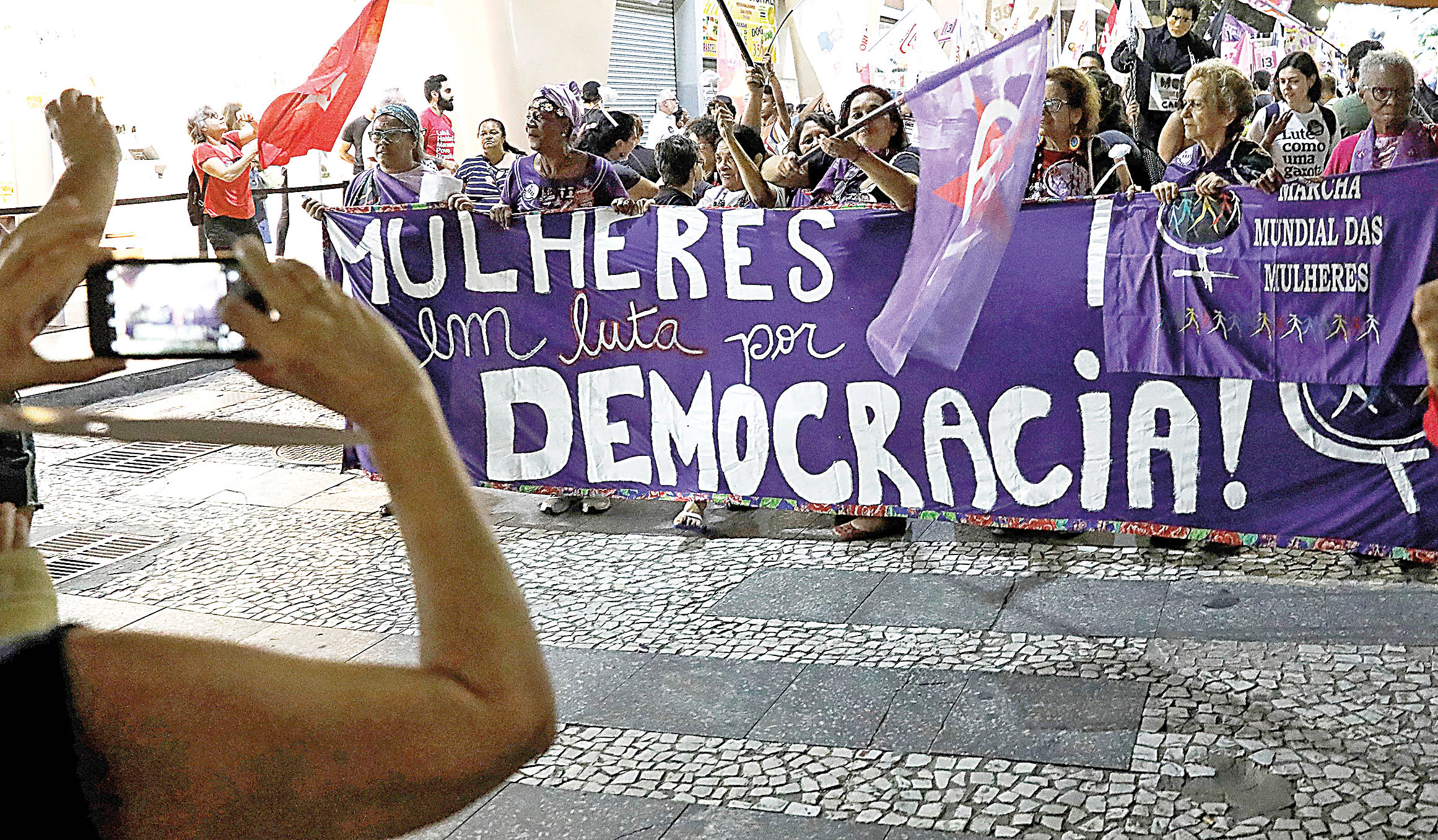 Mulheres travam escalada de Bolsonaro