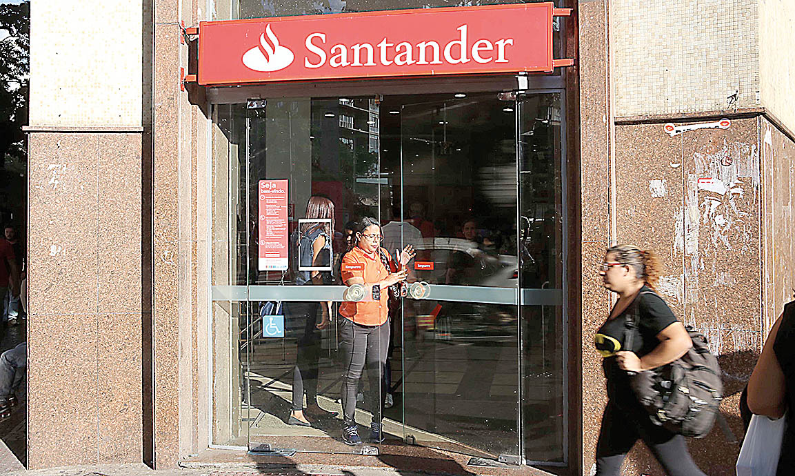 Santander é multado em R$ 5,3 mi