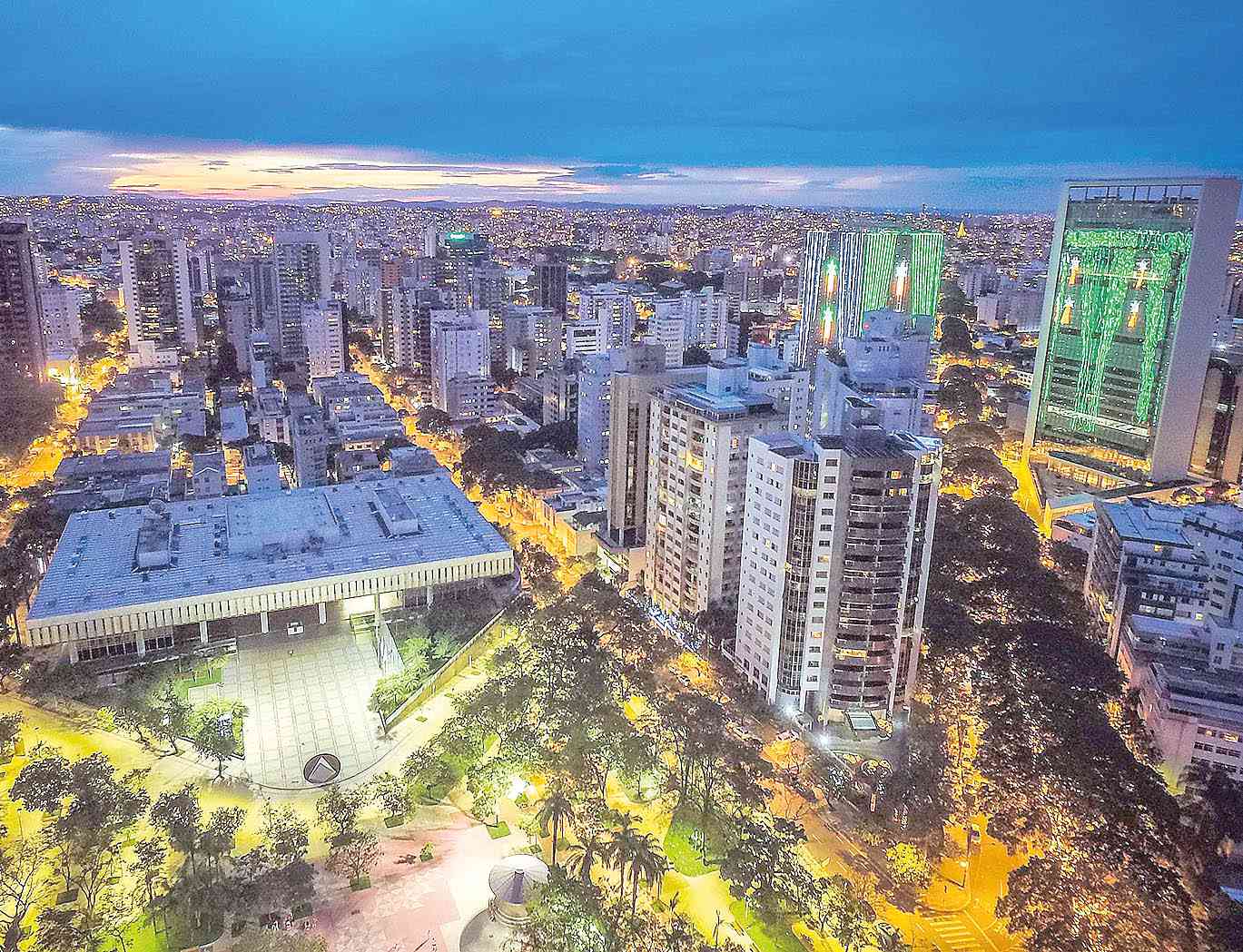Valor médio de imóveis comerciais para venda e locação cai nas capitais