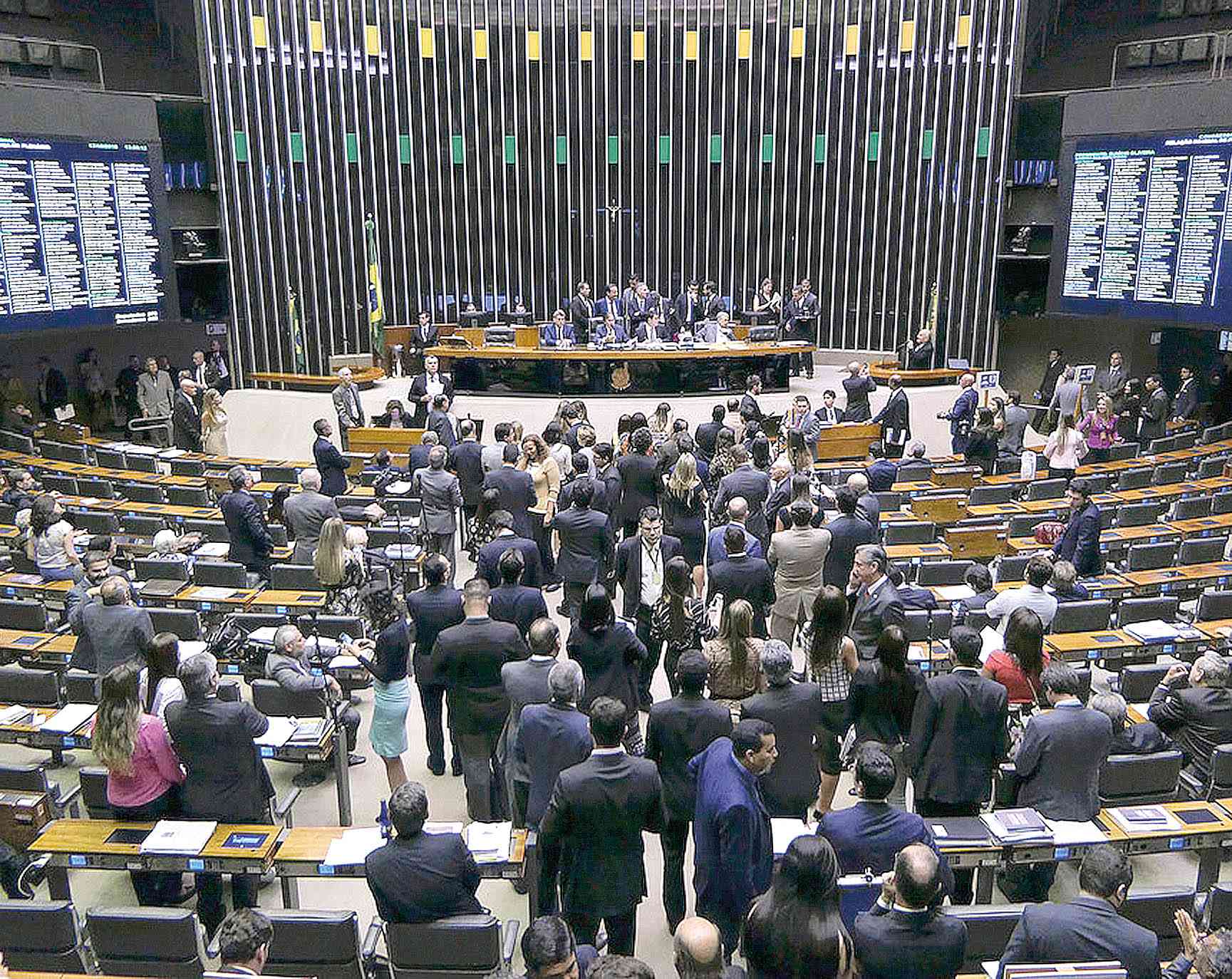 Congresso derruba veto ao piso salarial dos agentes de saúde
