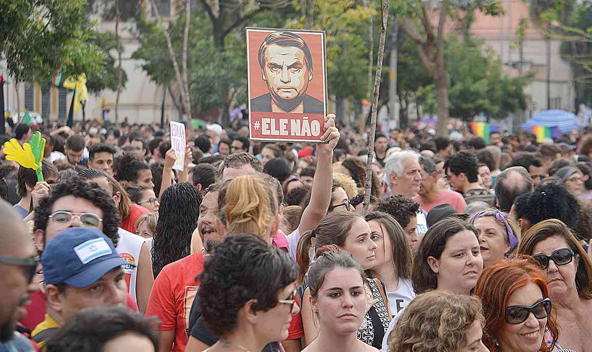 A rejeição dos eleitores a Jair Bolsonaro caiu de 46% no dia 24 de setembro para 42% - Foto: Rovena Rosa