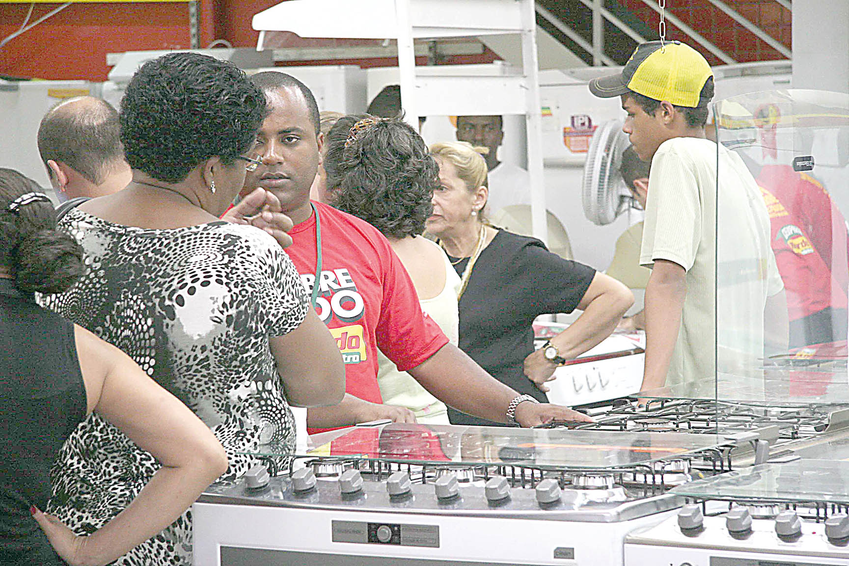 Consumidor brasileiro mantém cautela diante das incertezas da economia