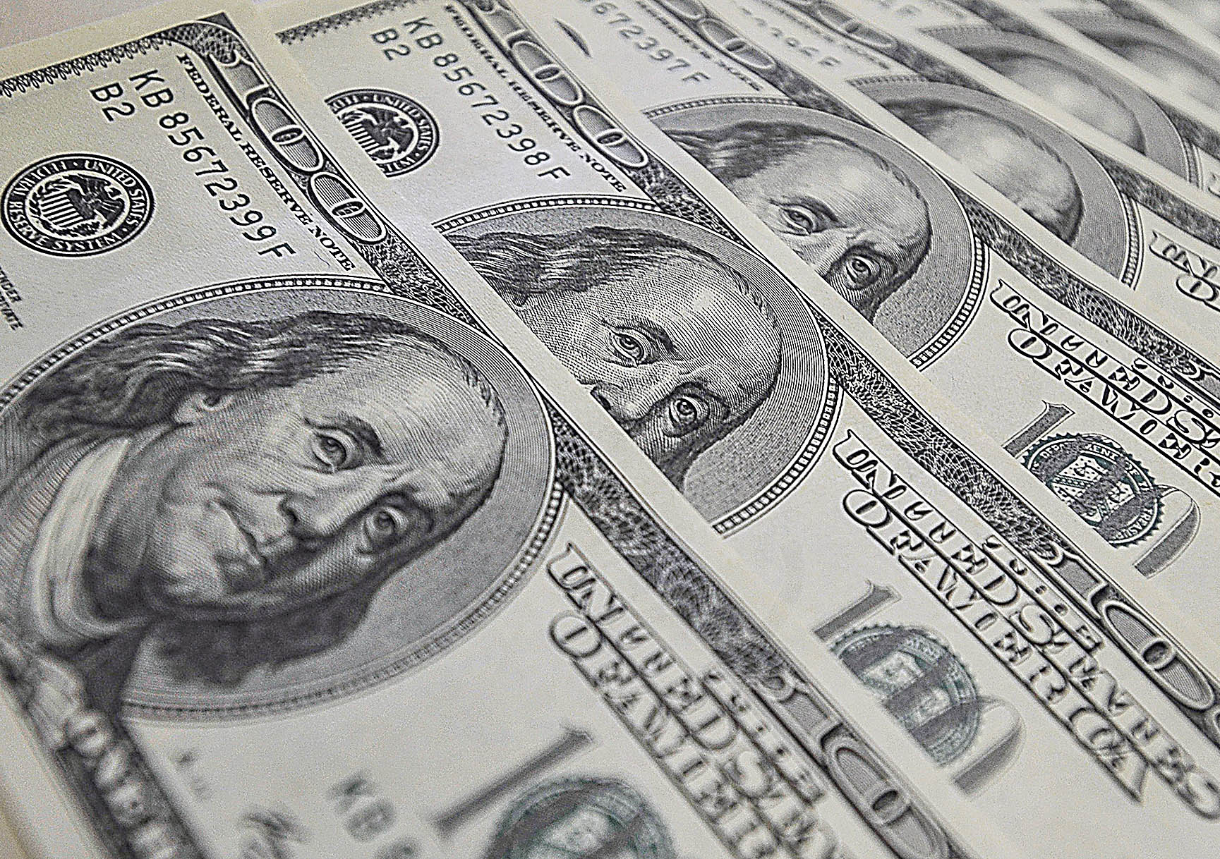 Dólar atinge menor nível em quase cinco meses após nova queda