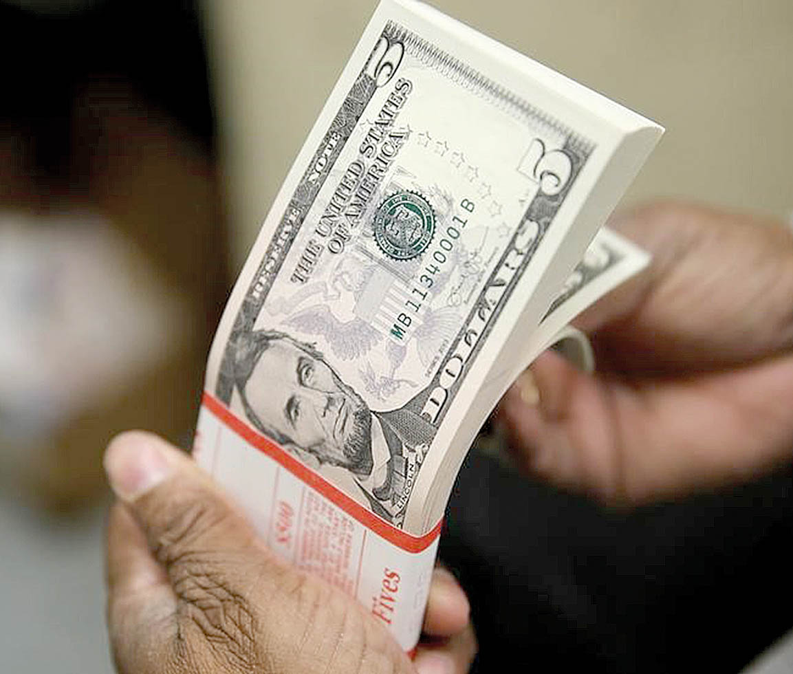 Dólar despenca 4,46% de olho nas eleições