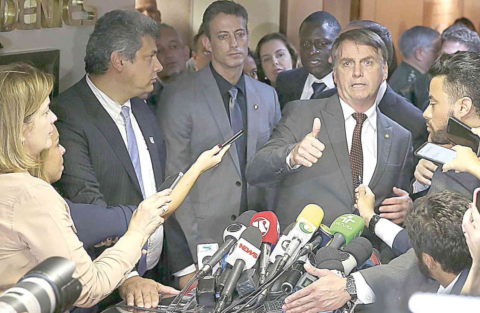 Bolsonaro afirmou ontem que pretende realizar uma audiência com os presidentes do Senado e da Câmara - Valter Campanato