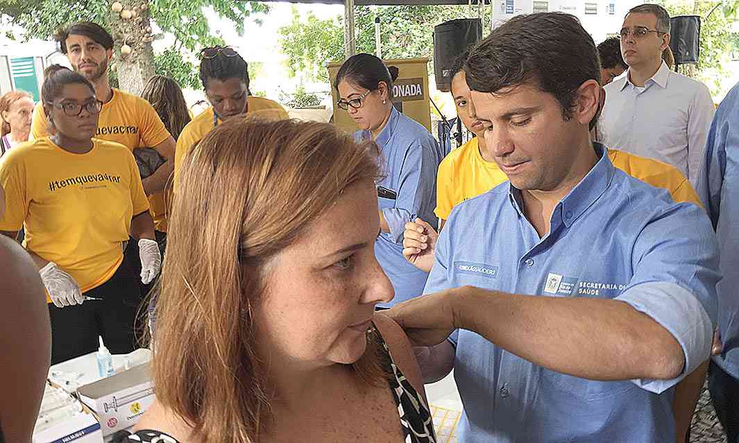 Rio de Janeiro - A Secretaria Estadual de Saúde promove o Dia D de vacinação contra a febre amarela nos 92 municípios fluminenses  (Cristina Indio do Brasil/Agência Brasil)