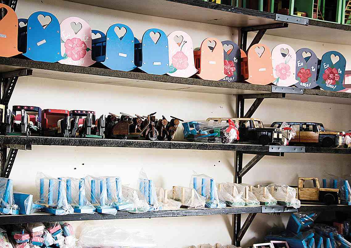 Detentos produzem móveis e brinquedos de madeira