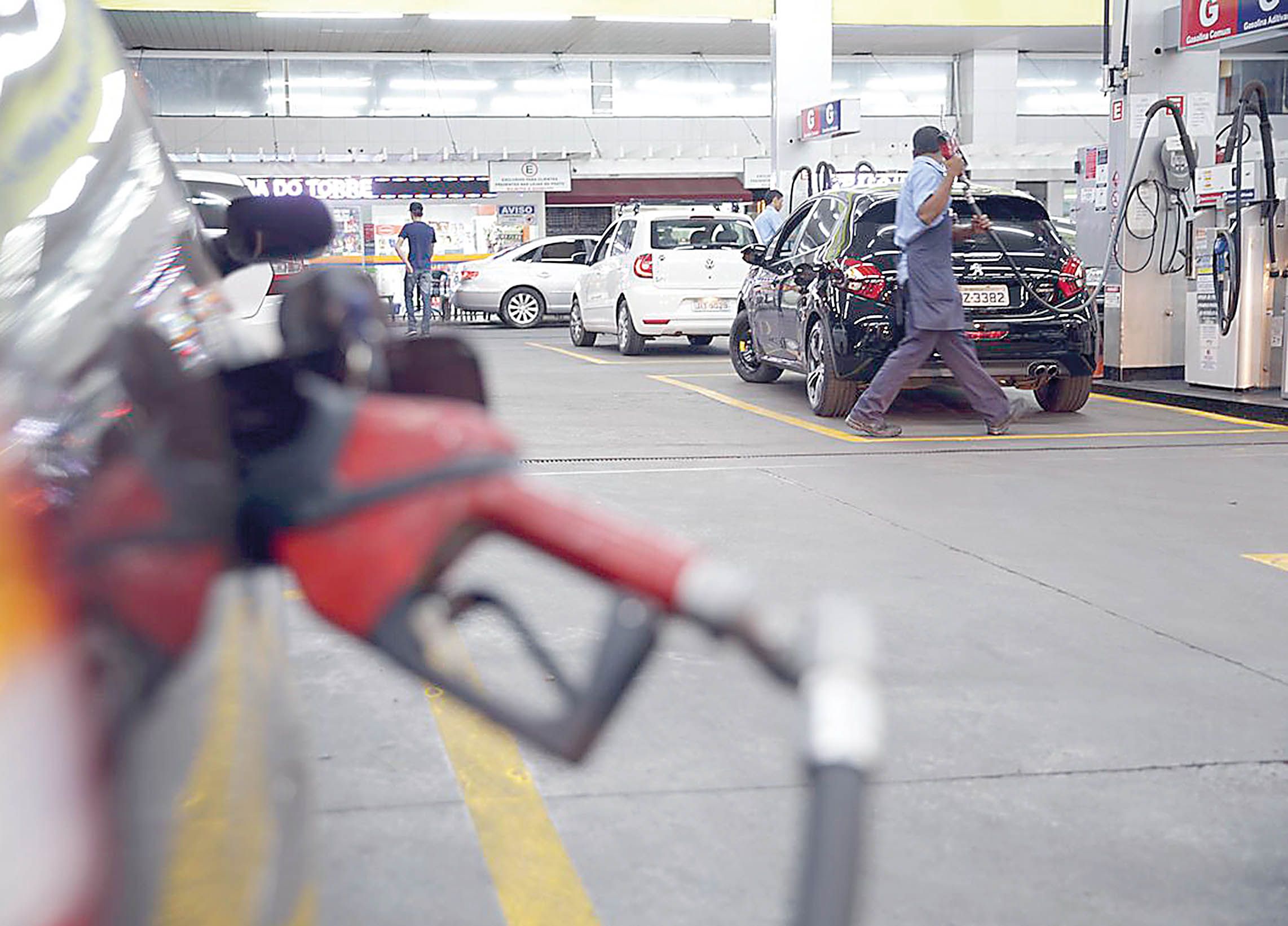 Preço da gasolina na bomba não acompanha refinarias