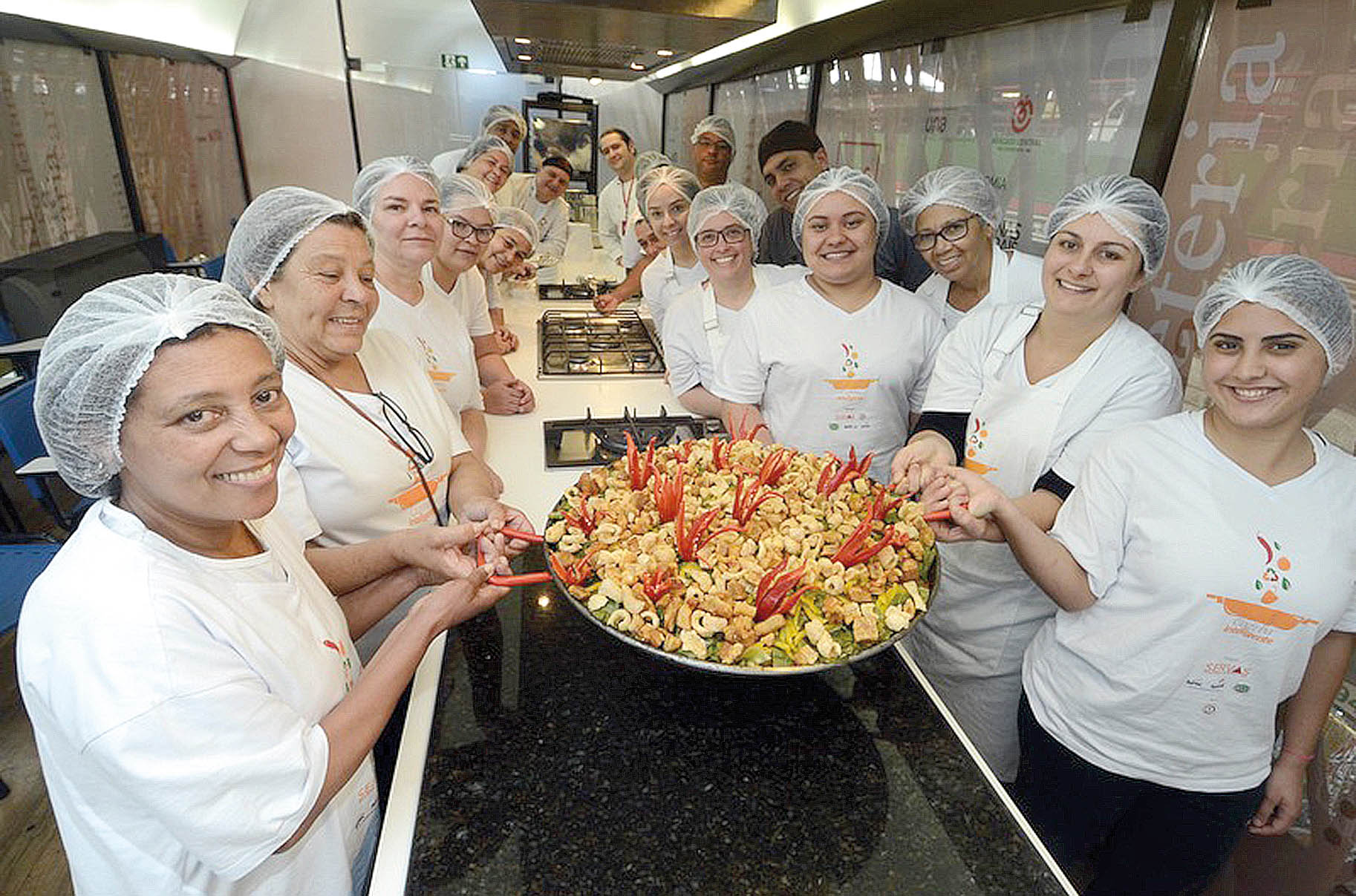 A presidente do Servas, Carolina Pimentel visita alunos do projeto Cozinha Inteligente durante aula prática na cozinha experimental do Mercado Central.
Data: 10-08-17
Local: Cozinha experimental do Mercado Central
Foto: Omar Freire/Imprensa MG