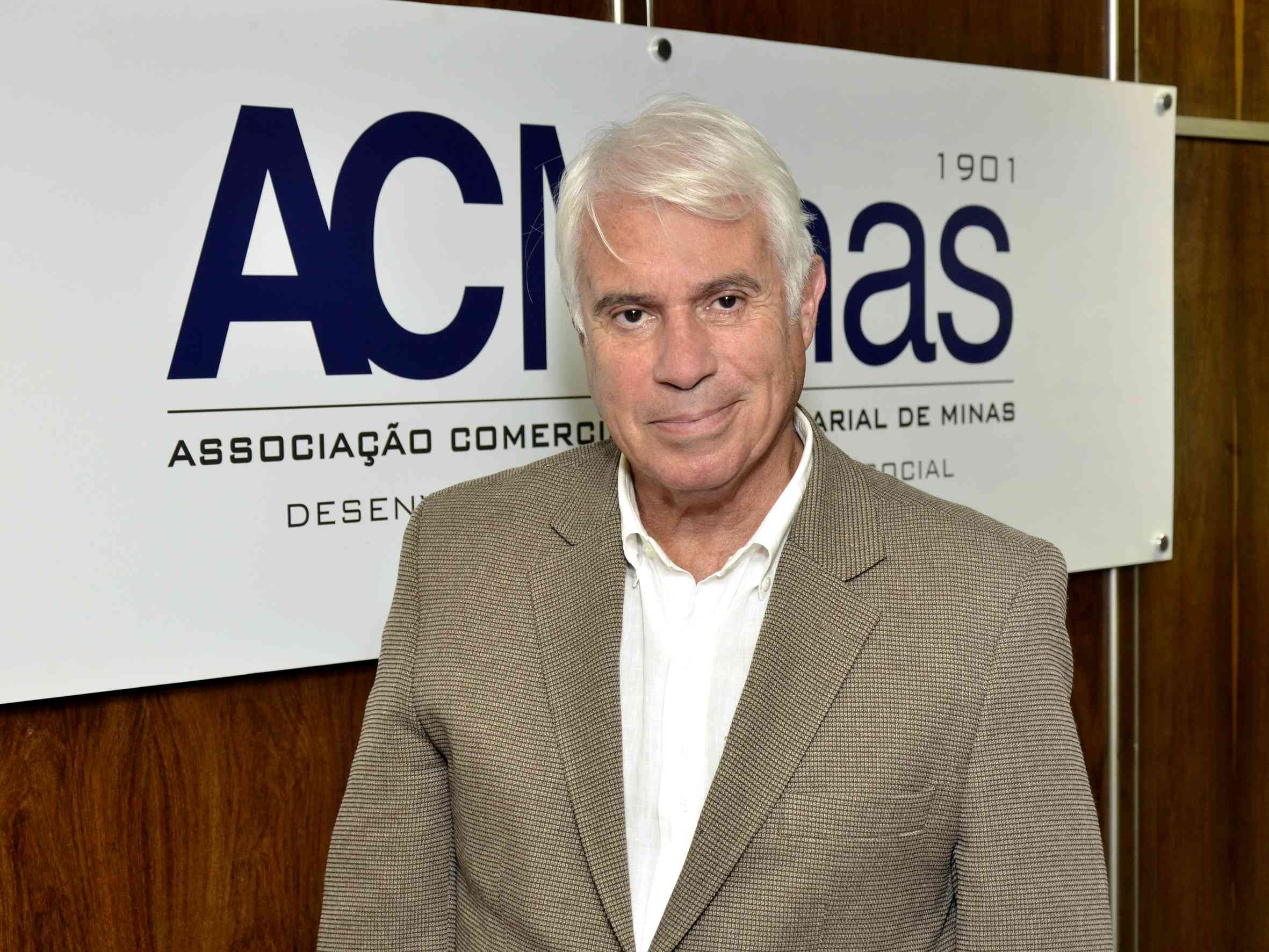 Paoliello lança obra sobre gestão na ACMinas