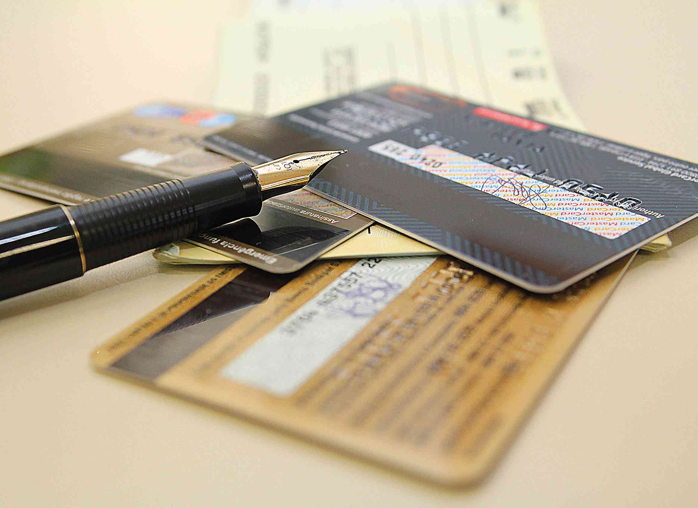 Juros do cheque especial atingem 305,7% ao ano em novembro