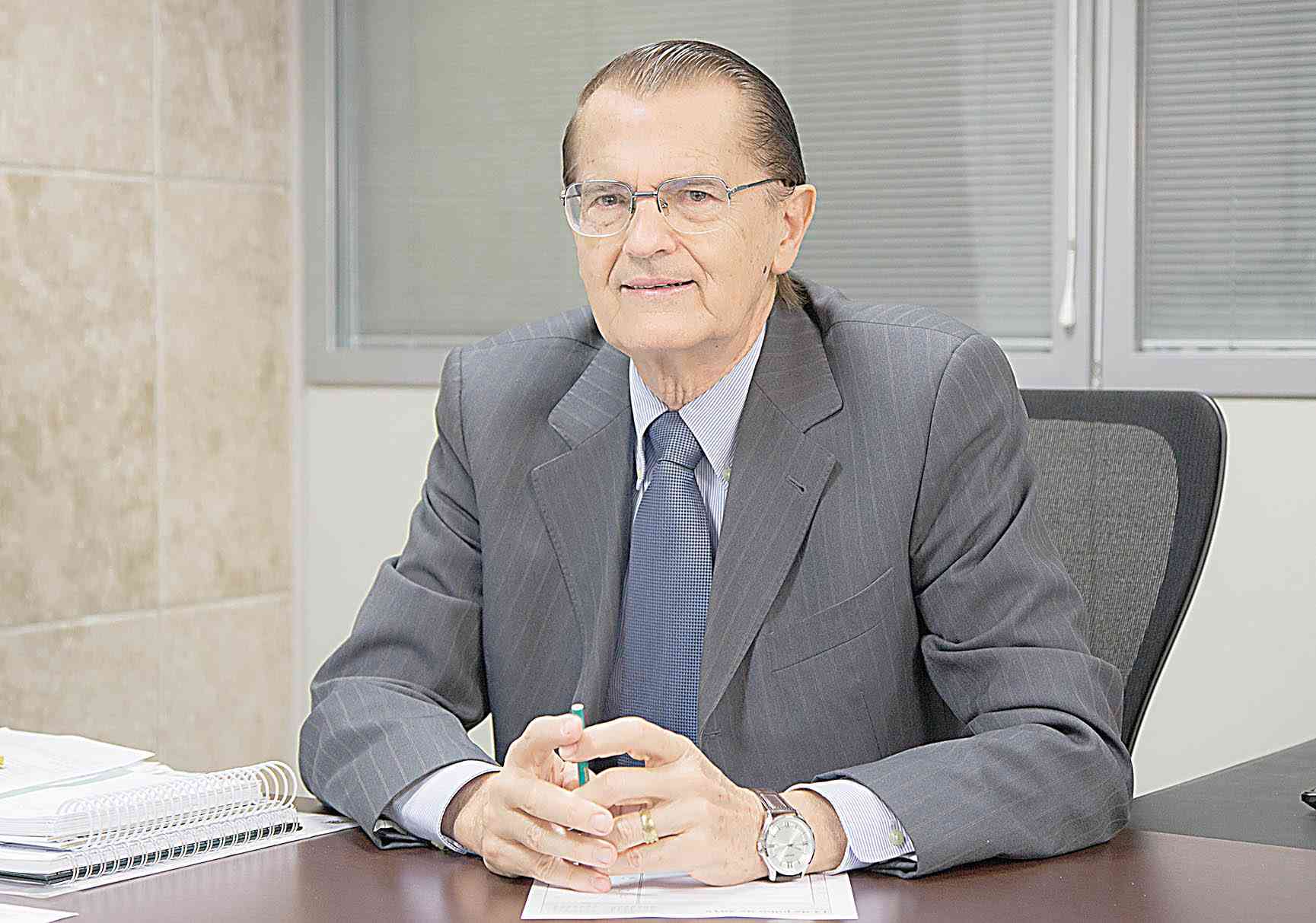 SME entrega medalha a Aloísio Vasconcelos
