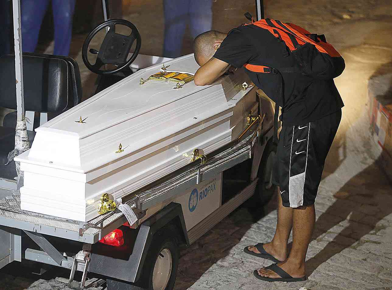 José Gerson, pai do estudante Marcos Vinicius da Silva, durante enterro no Cemitério São João Batista. - Foto: Fernando Frazão/Abr