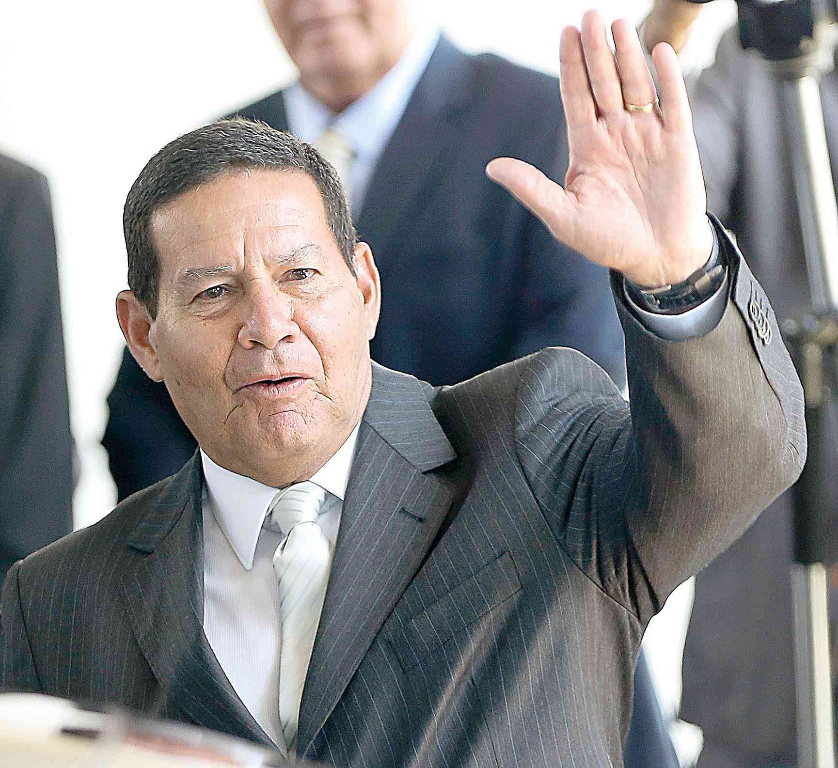 Mourão quer contribuição de 35 anos para militares
