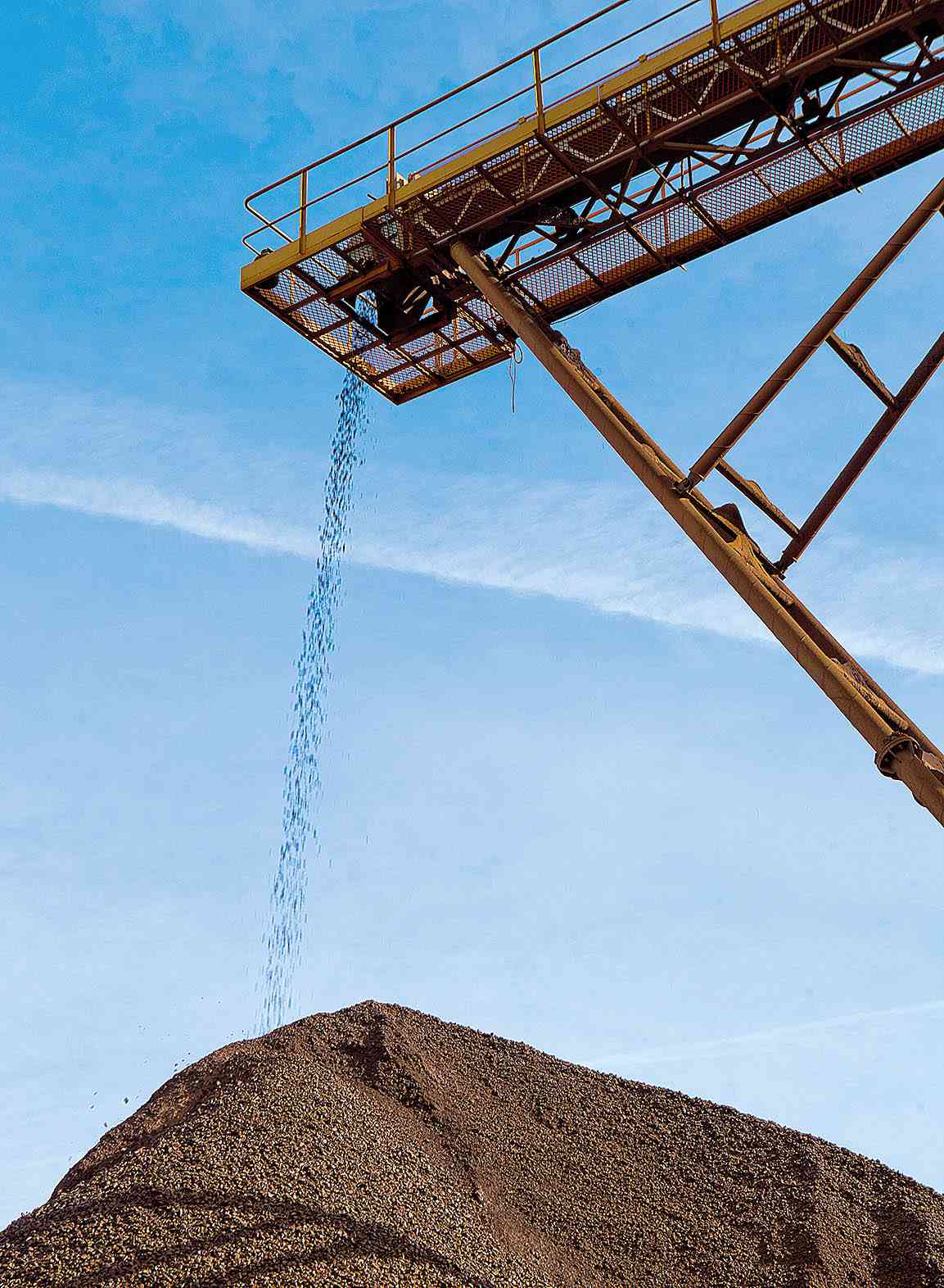 Cotação do minério de ferro avança e aço tem queda