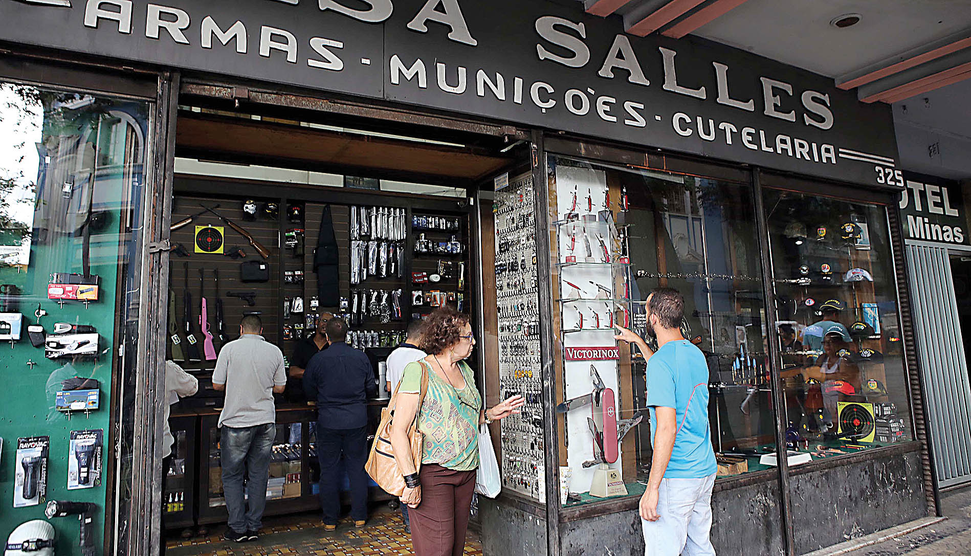 Decreto que facilita posse de armas eleva demanda das lojas especializadas
