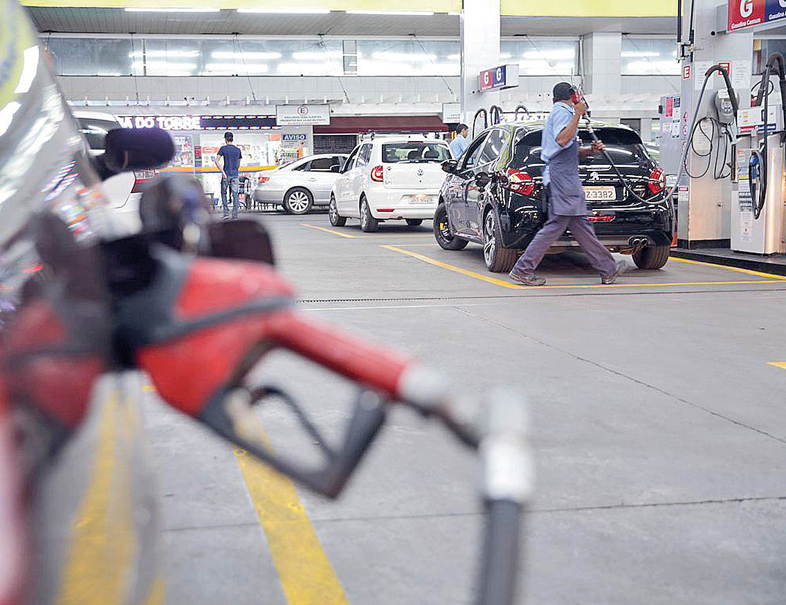Preço da gasolina cai em 22 estados e DF