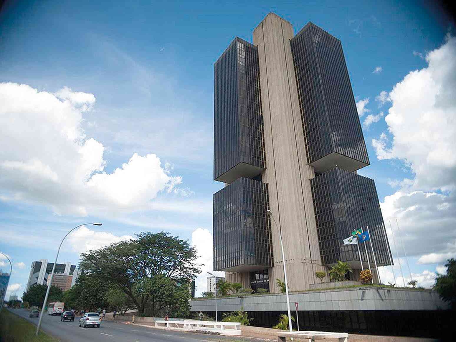Bancos têm alta nos ganhos com cartões de crédito