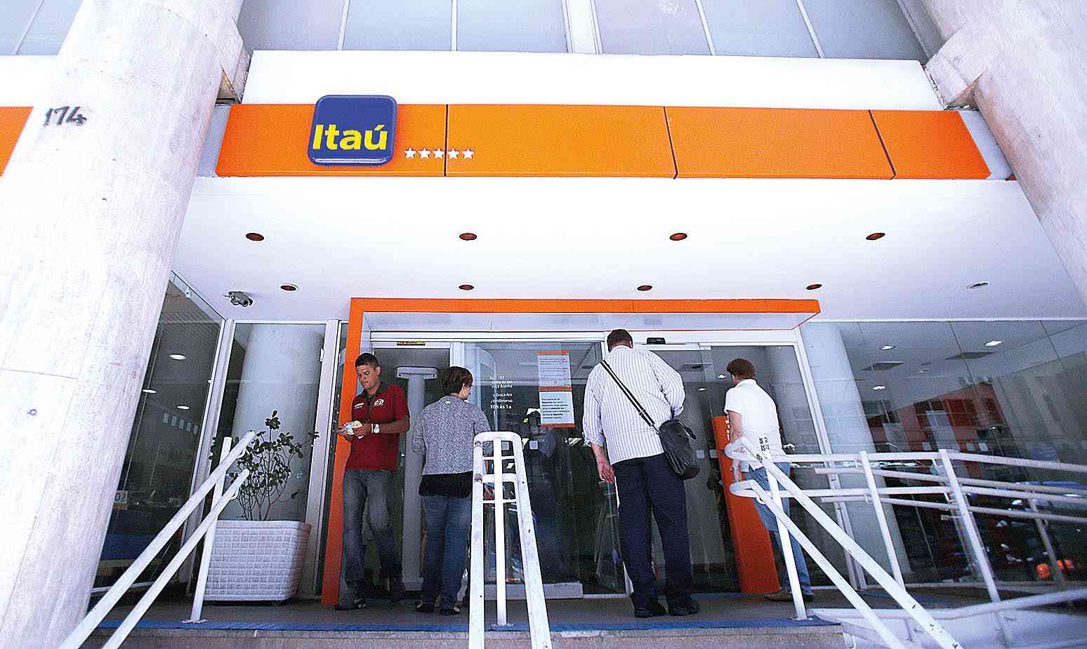 Itaú Unibanco PN teve retração de 4,26%, após previsões mais conservadoras do que a concorrência para este ano - Crédito: Sergio Moraes/Reuters