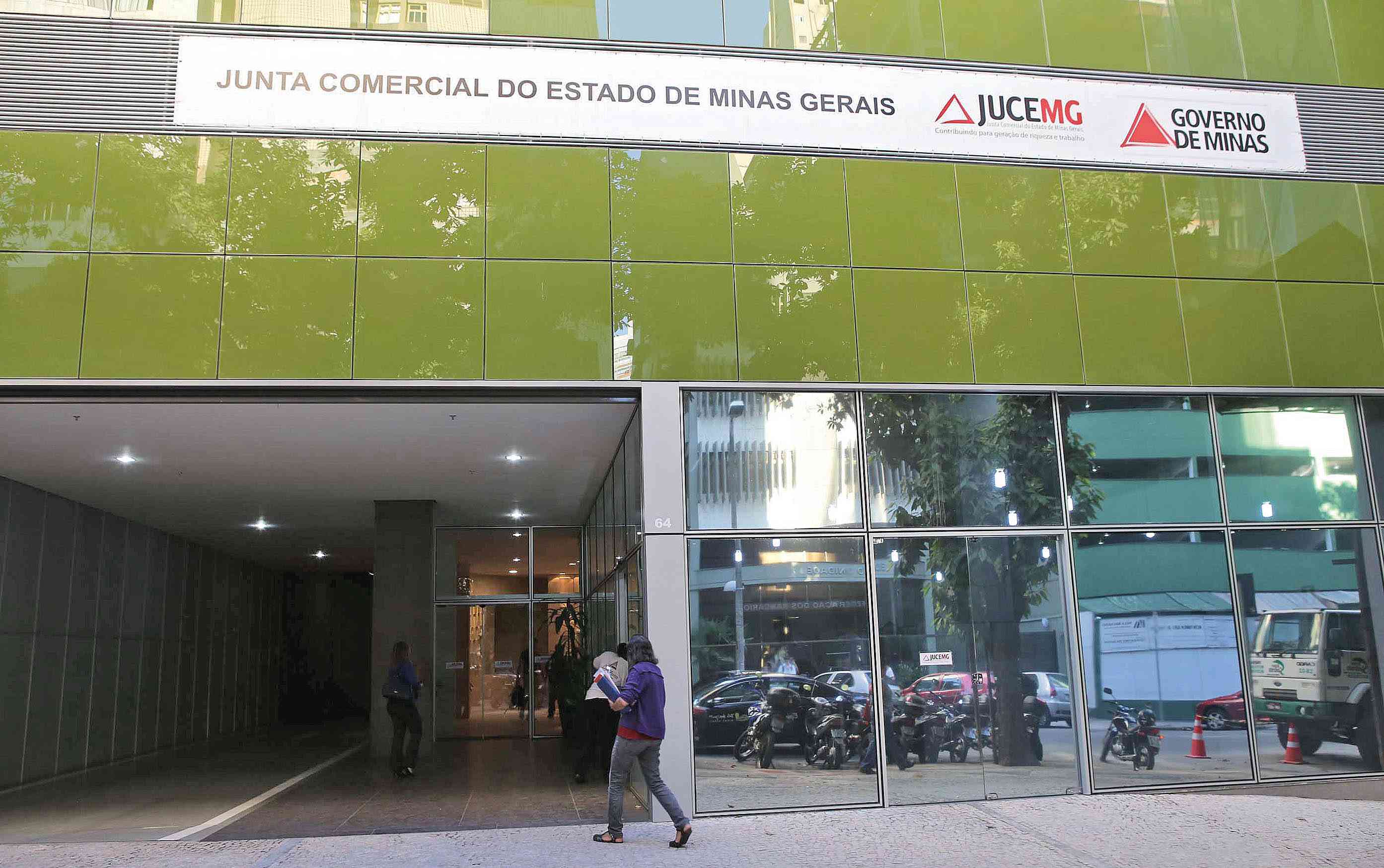 Servidores mantêm greve no Estado