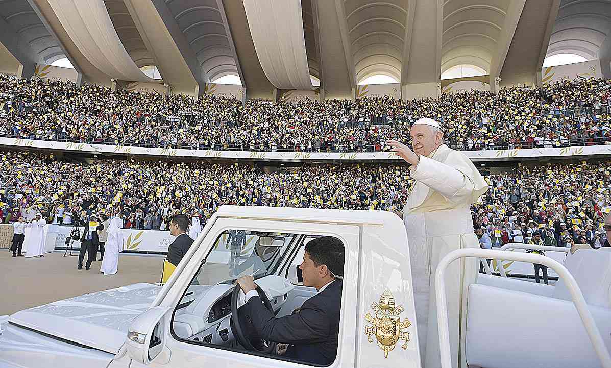 Papa celebra missa para mais  de 120 mil fiéis em Abu Dhabi