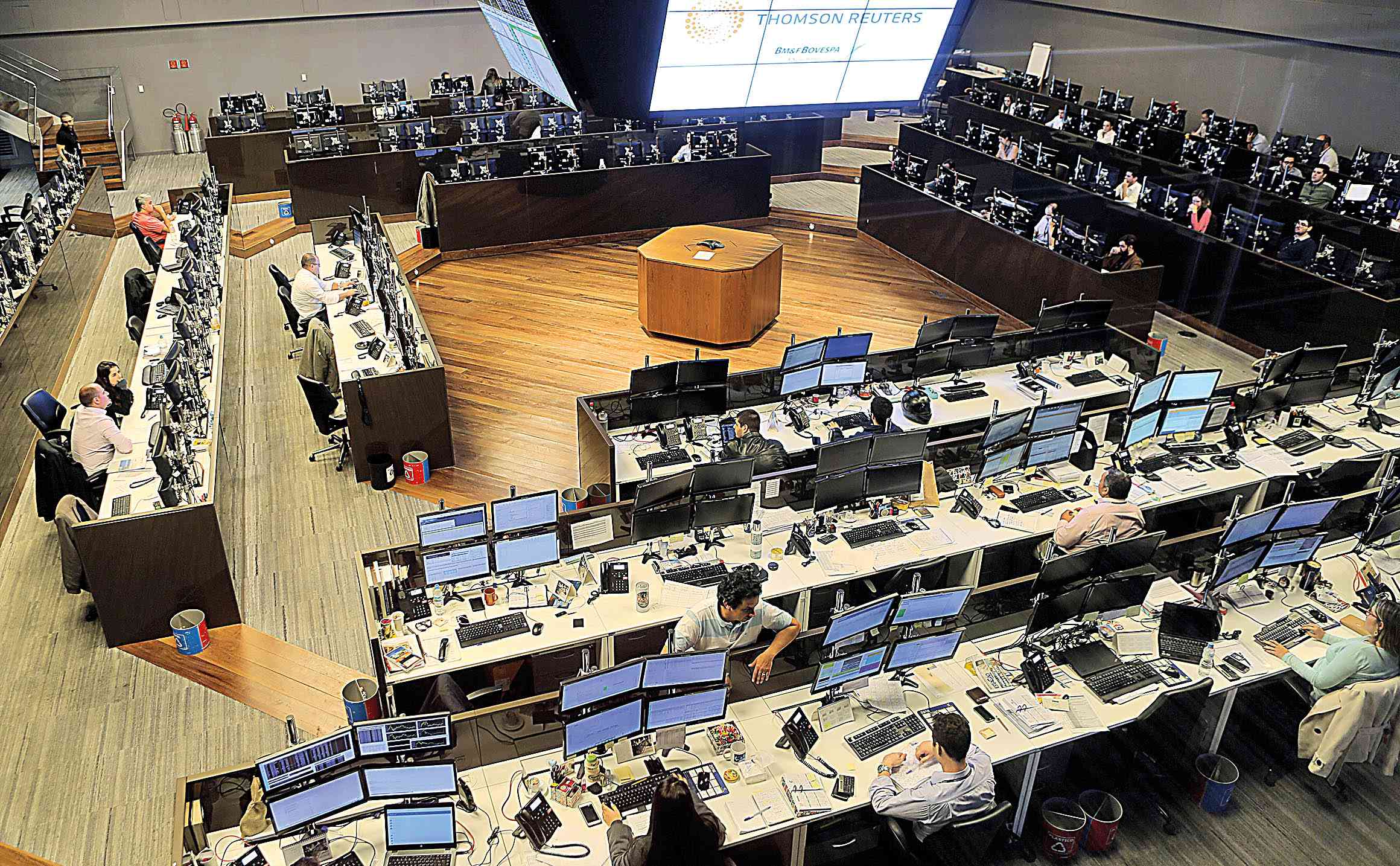 Bolsa de valores avança 2,27% e dólar recua com reforma da Previdência