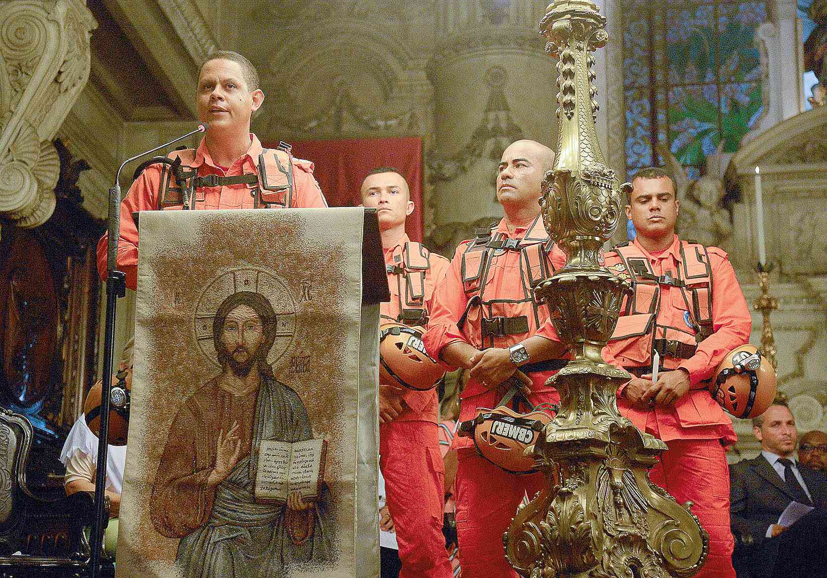 Culto na Candelária lembra as últimas tragédias no País