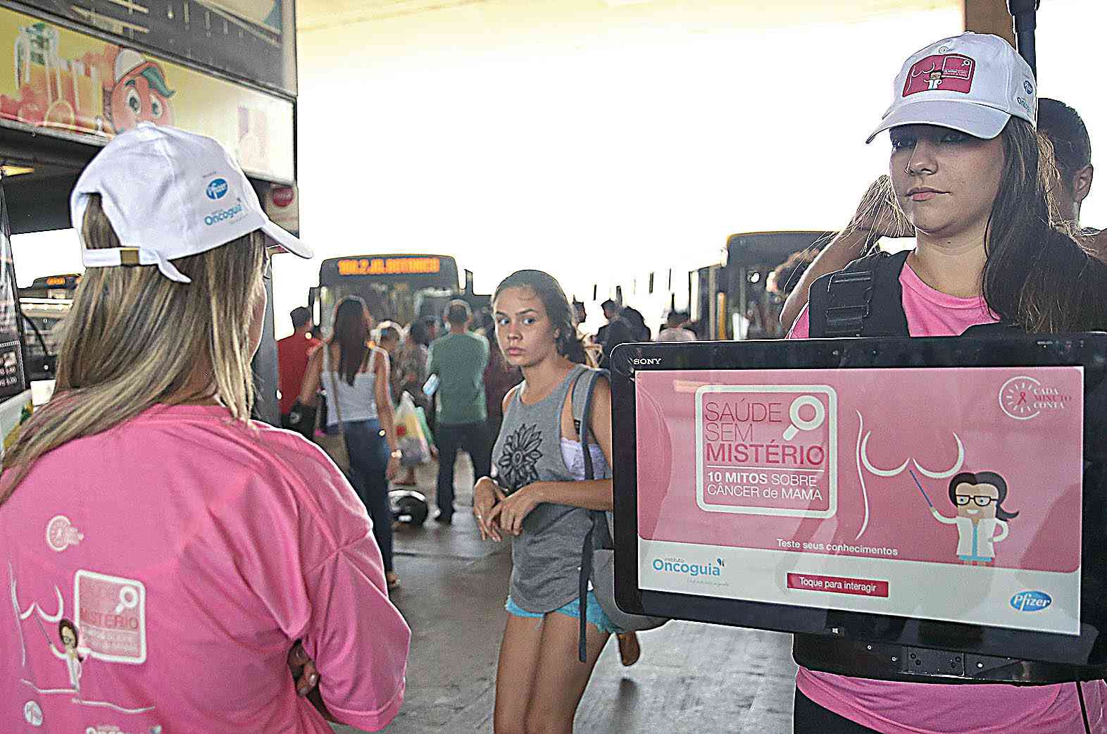 Brasília - Campanha nacional Saúde Sem Mistério – 10 Mitos Sobre o Câncer De Mama, feita pelo Instituto Oncoguia, na Rodoviária do Plano Piloto (José Cruz/Agência Brasil)