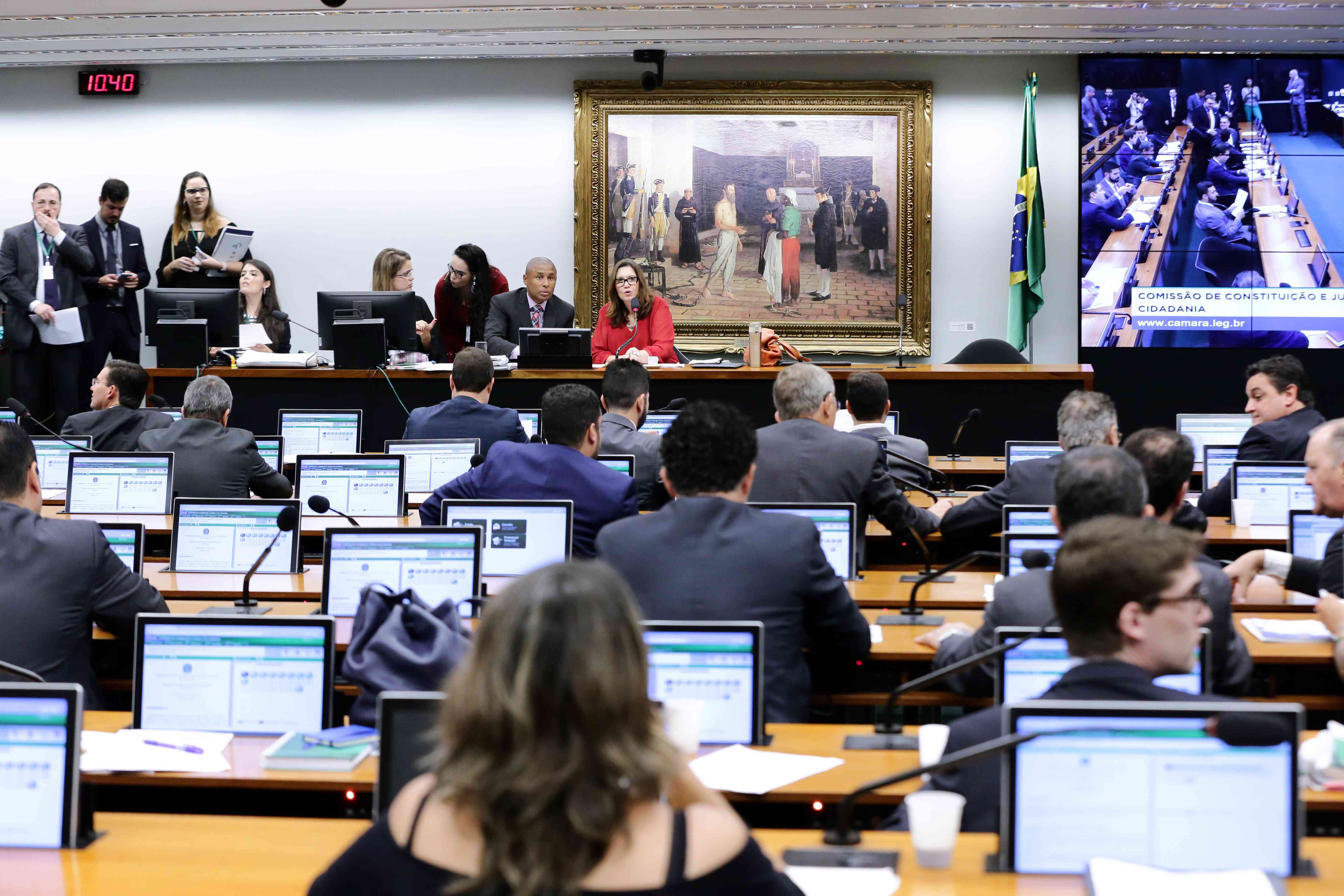 PEC tira mandato de parlamentar que exerce outra função