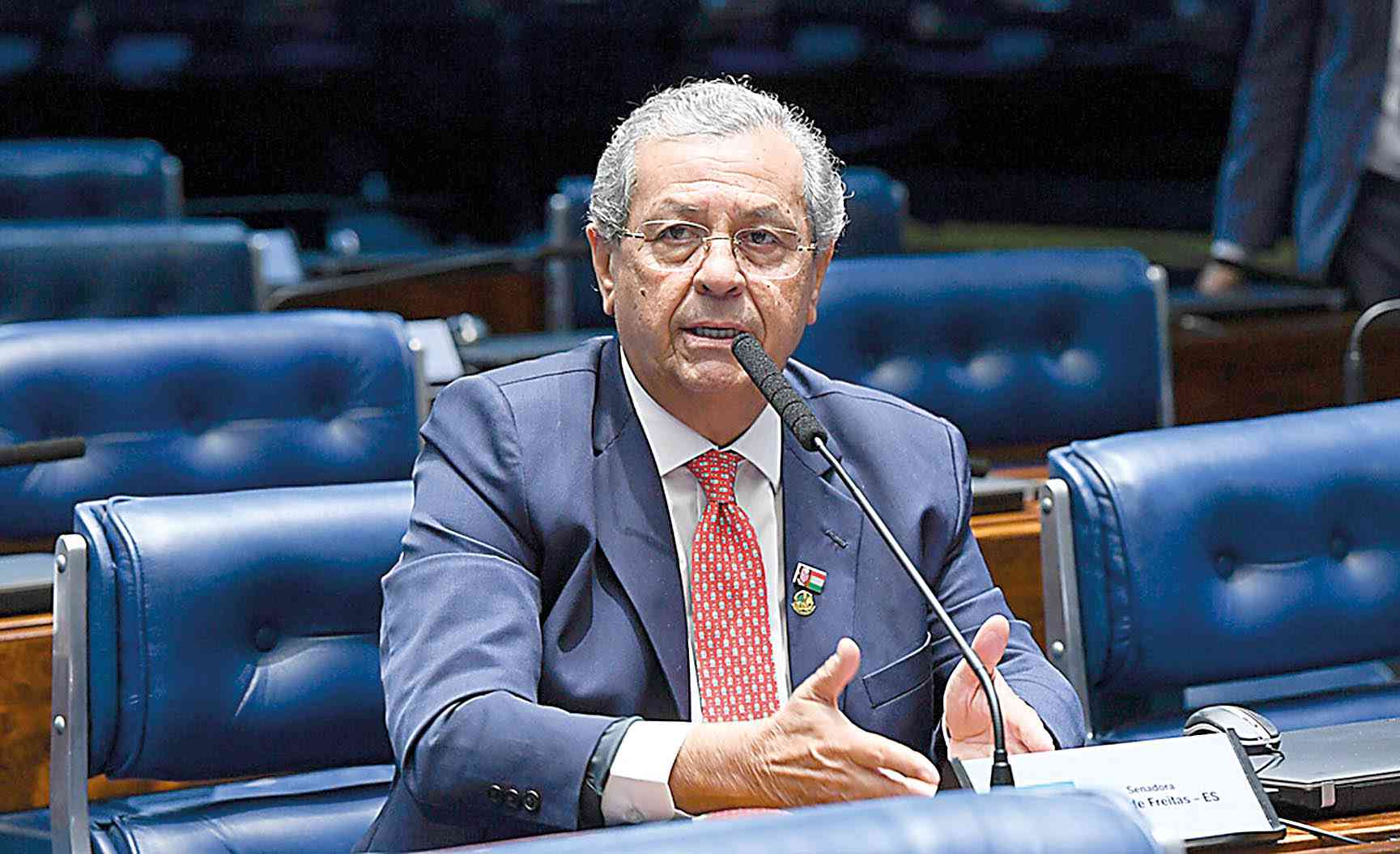 Projeto criminaliza governo por omissão em repasses federais