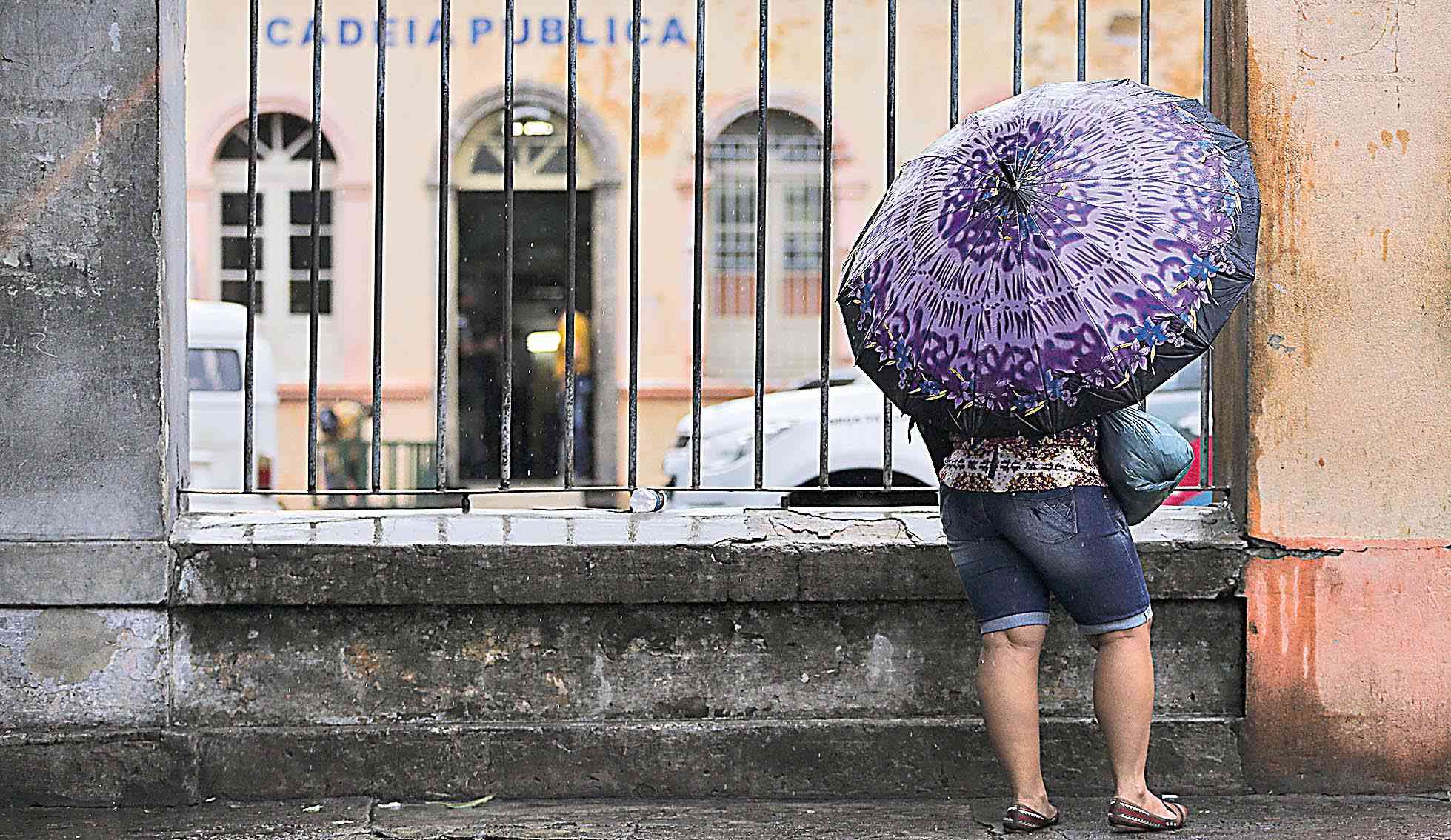 Manaus - Familiares aguardam informações sobre parentes presos na Cadeia Pública Raimundo Vidal Pessoa. (Marcelo Camargo/Agência Brasil)