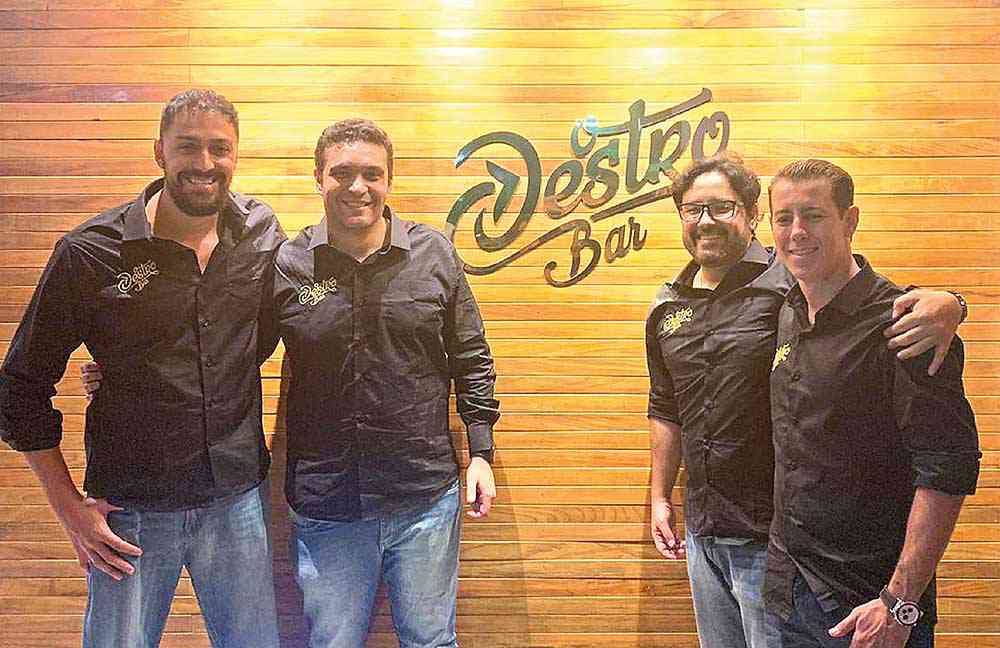 Política à mesa: Bares em BH apostam em viés ideológico
