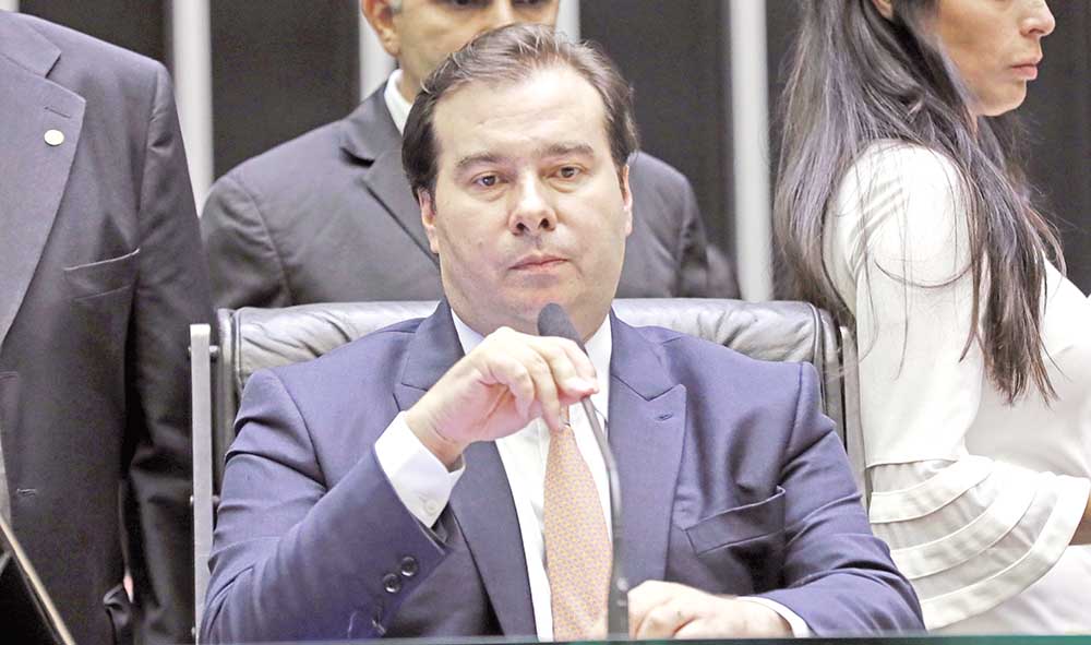 Rodrigo Maia demonstra preocupação com renda mínima