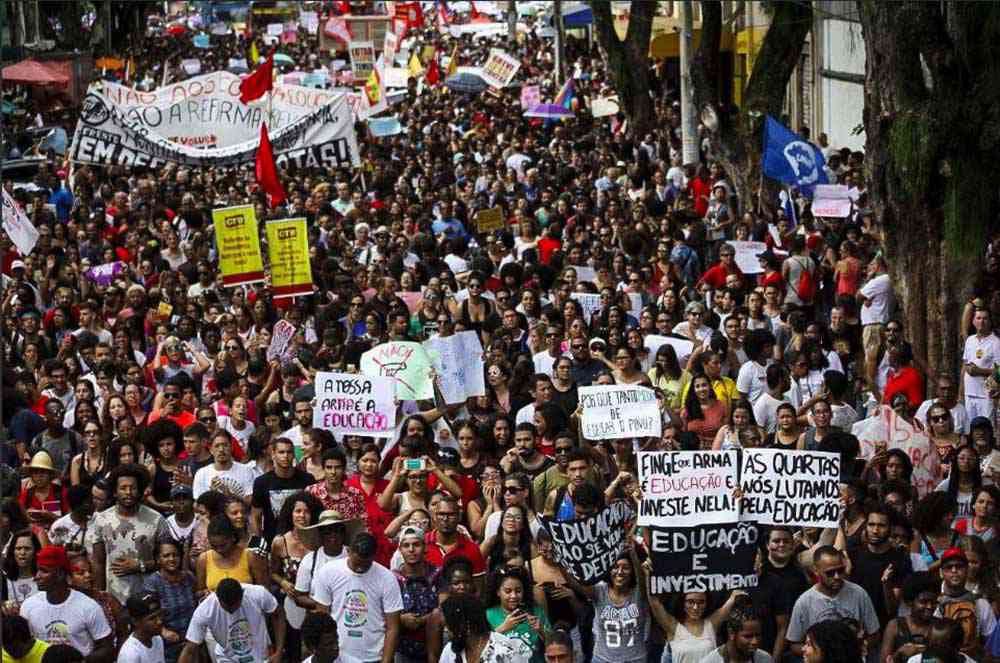 O triplo atentado às universidades públicas