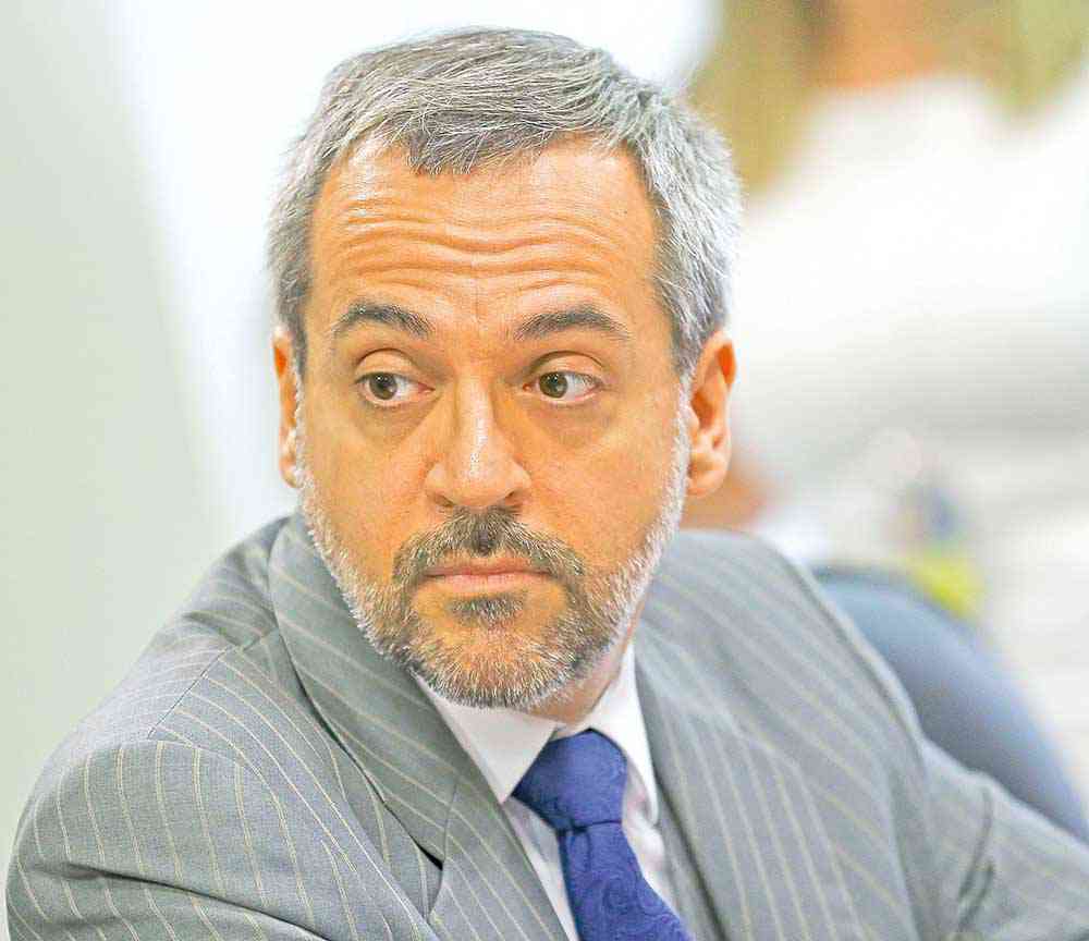 Weintraub terá que explicar cortes