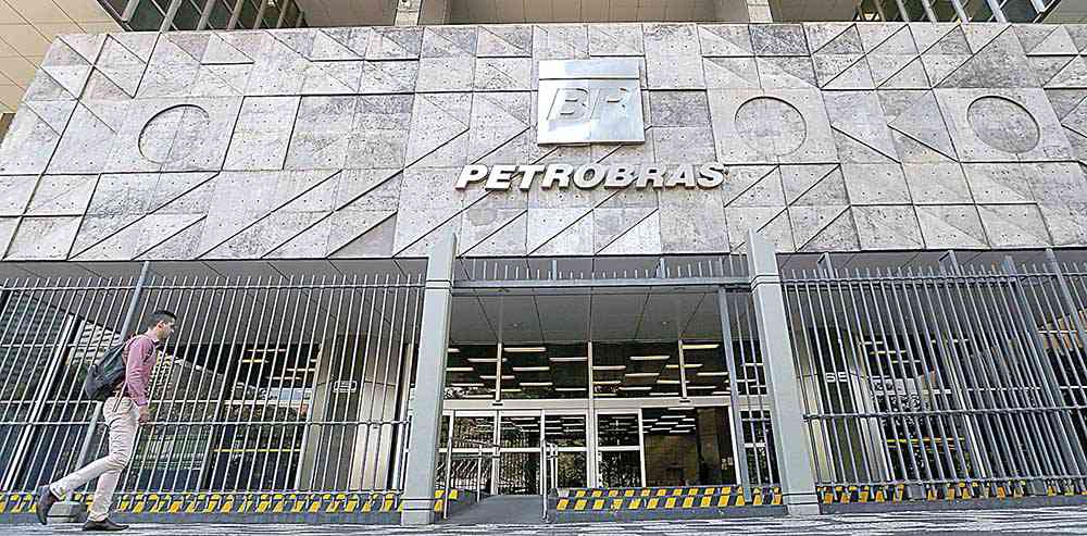 Petrobras  deve anunciar venda de mais 4 refinarias