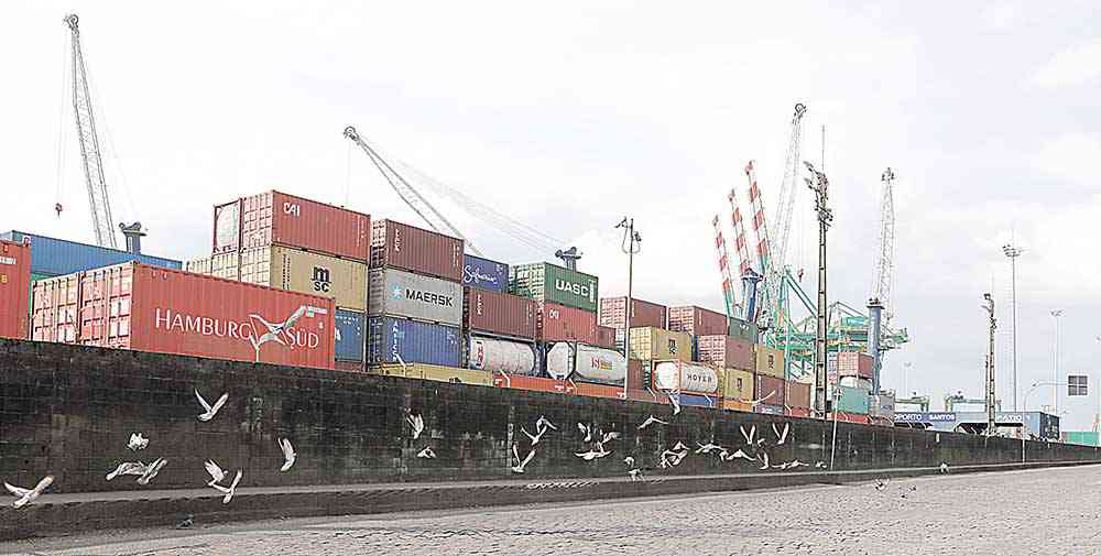 Balança comercial tem saldo de US$ 6,3 bi