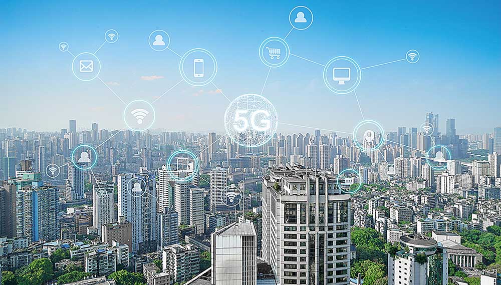 Crédito: Wireless communication network concept.Panorama of Modern City