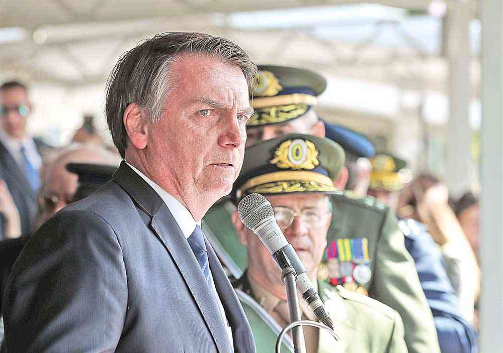 Bolsonaro diz em evento militar que sacrifício  será dividido por todos