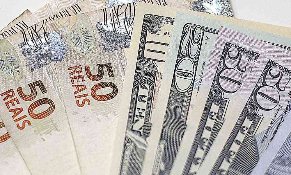 Dólar recua; Ibovespa tem alta de 1,43%