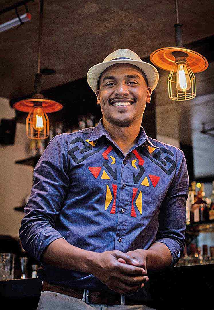 Bartender brasileiro busca valorização da cachaça pelo mundo